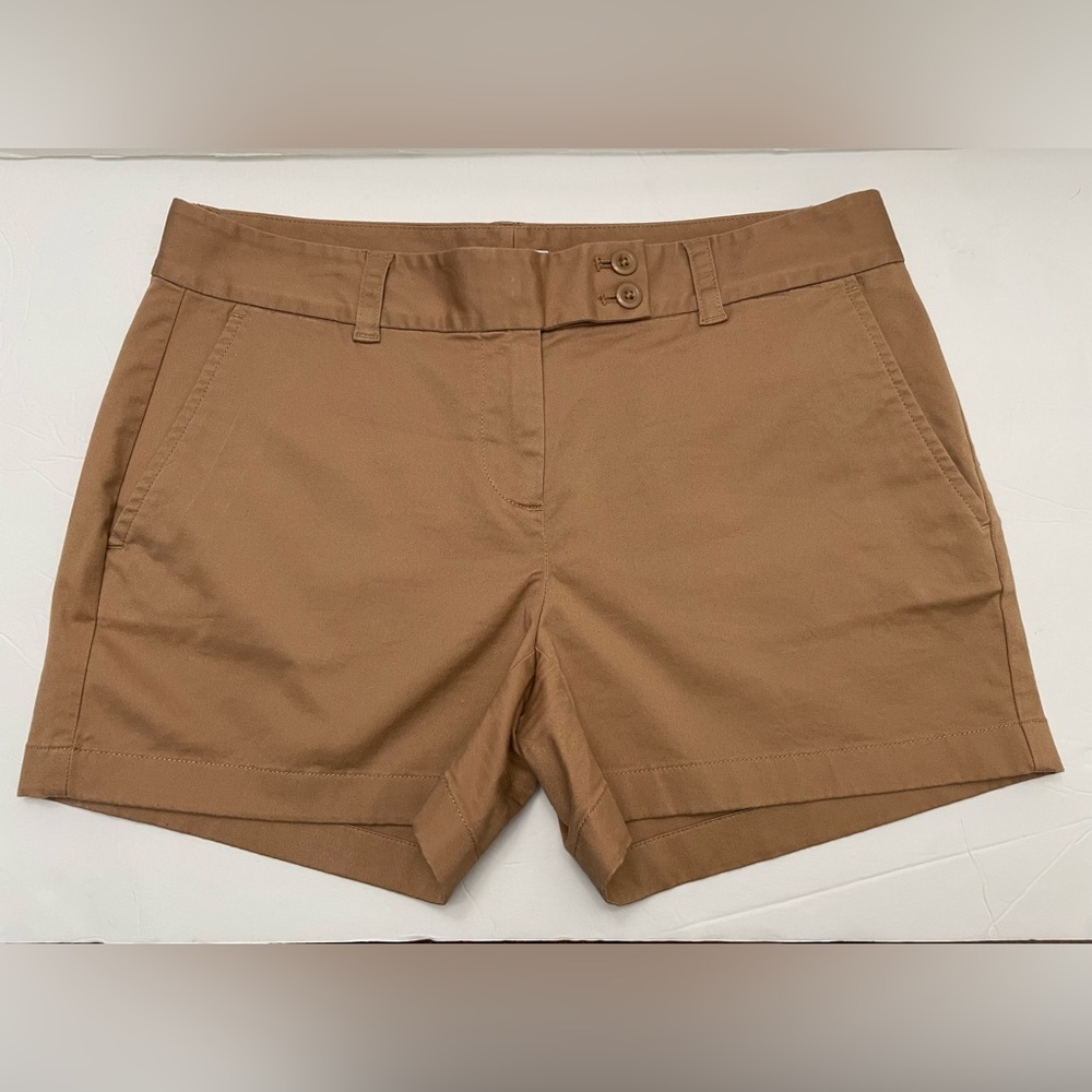 Vineyard Vines tan double button waistband shorts. Size 6
